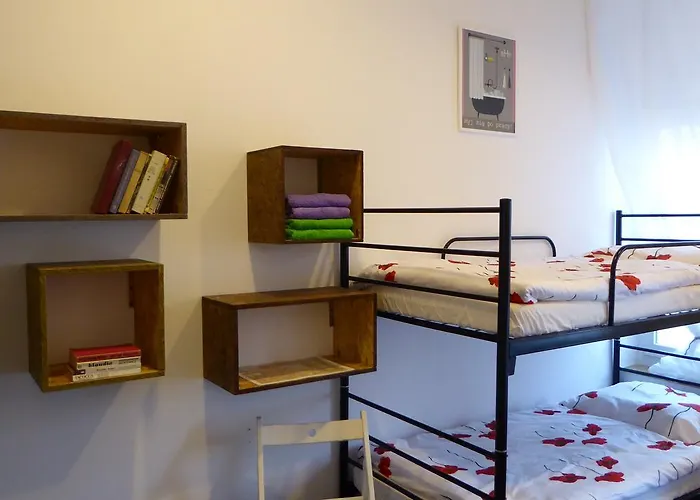 FlyFly Hostel , darmowy parking , rezerwuj przez urządzenia mobilne -10 procent Wrocław, Polska